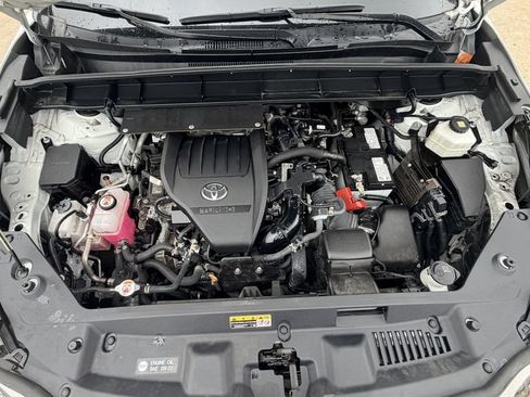 Used 2024 Toyota Highlander LE FWD image 31