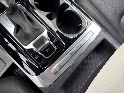 Used 2024 Kia Carnival EX image 28