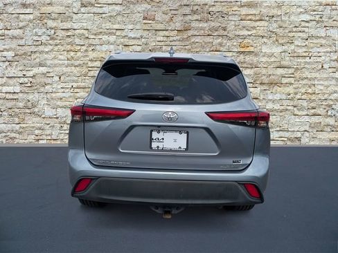 Used 2020 Toyota Highlander XLE image 6