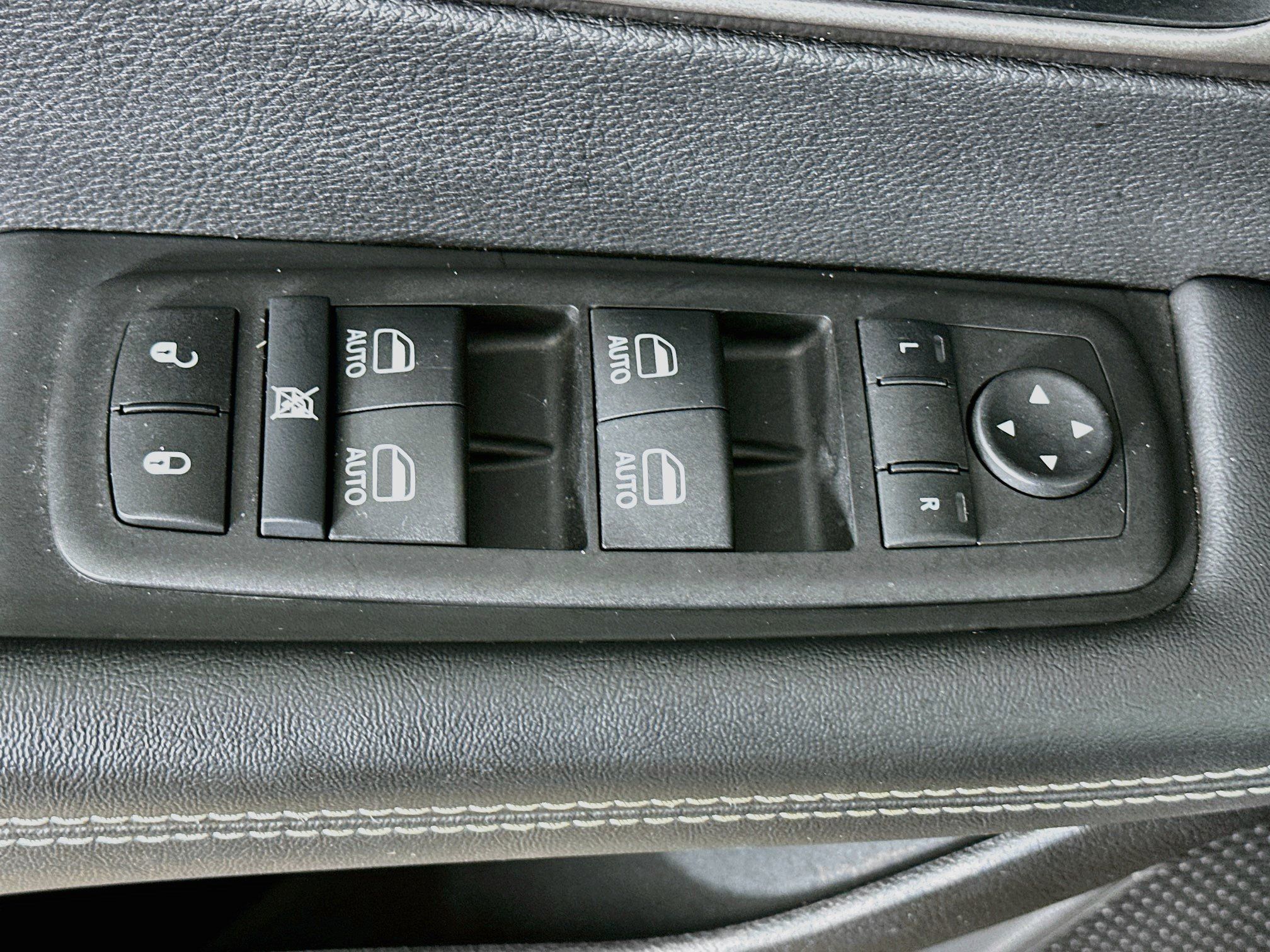 Used 2025 Chrysler Pacifica Select FWD image 15