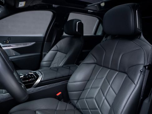 Used 2023 BMW i7 xDrive60 w/ Executive Package 2 image 59