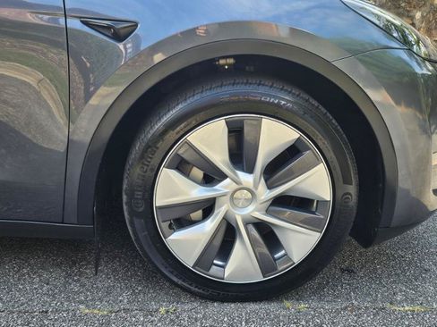 Used 2023 Tesla Model Y 2WD image 17