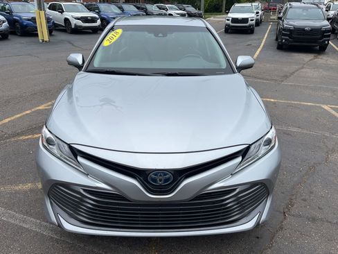 Used 2018 Toyota Camry XLE FWD image 2