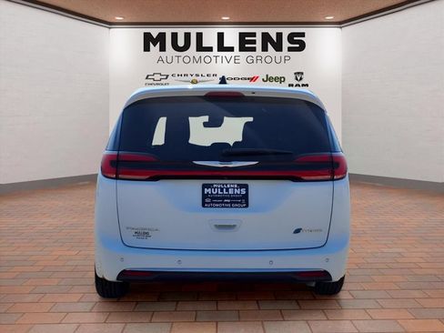 Used 2023 Chrysler Pacifica Touring-L FWD image 6
