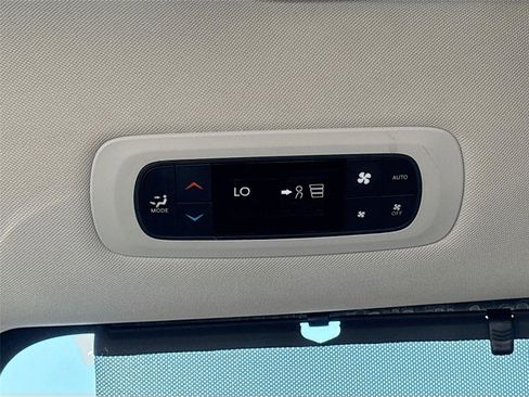 Used 2019 Chrysler Pacifica Touring-L image 27