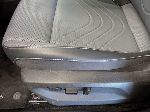 Certified 2025 Volkswagen Tiguan SE w/ Panoramic Sunroof Package AWD/4WD image 15