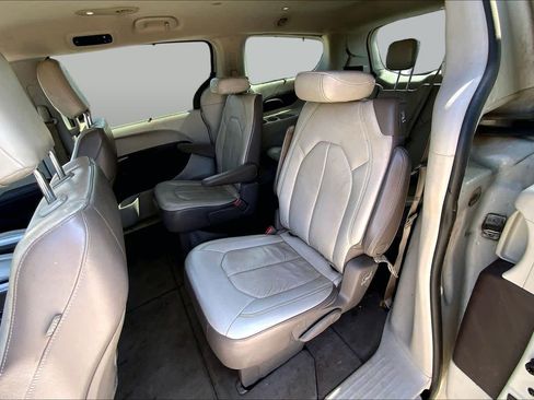 Used 2017 Chrysler Pacifica Touring-L FWD image 17