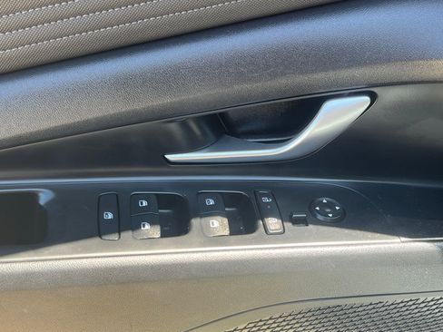 Certified 2025 Hyundai Elantra Limited FWD image 23