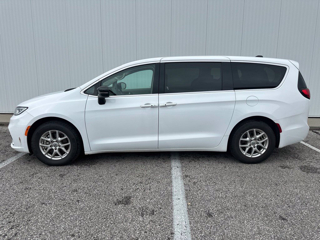 Used 2024 Chrysler Pacifica Touring-L FWD image 3