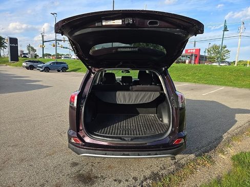 Used 2018 Toyota RAV4 XLE AWD/4WD image 5