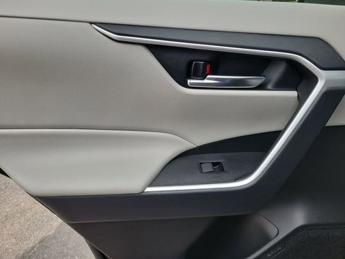 Used 2021 Toyota RAV4 XLE image 8