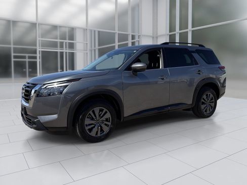Used 2025 Nissan Pathfinder SV FWD image 2