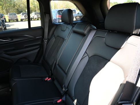 New 2025 Jeep Grand Cherokee Altitude image 23