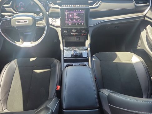 Used 2025 Jeep Grand Cherokee L Altitude image 17