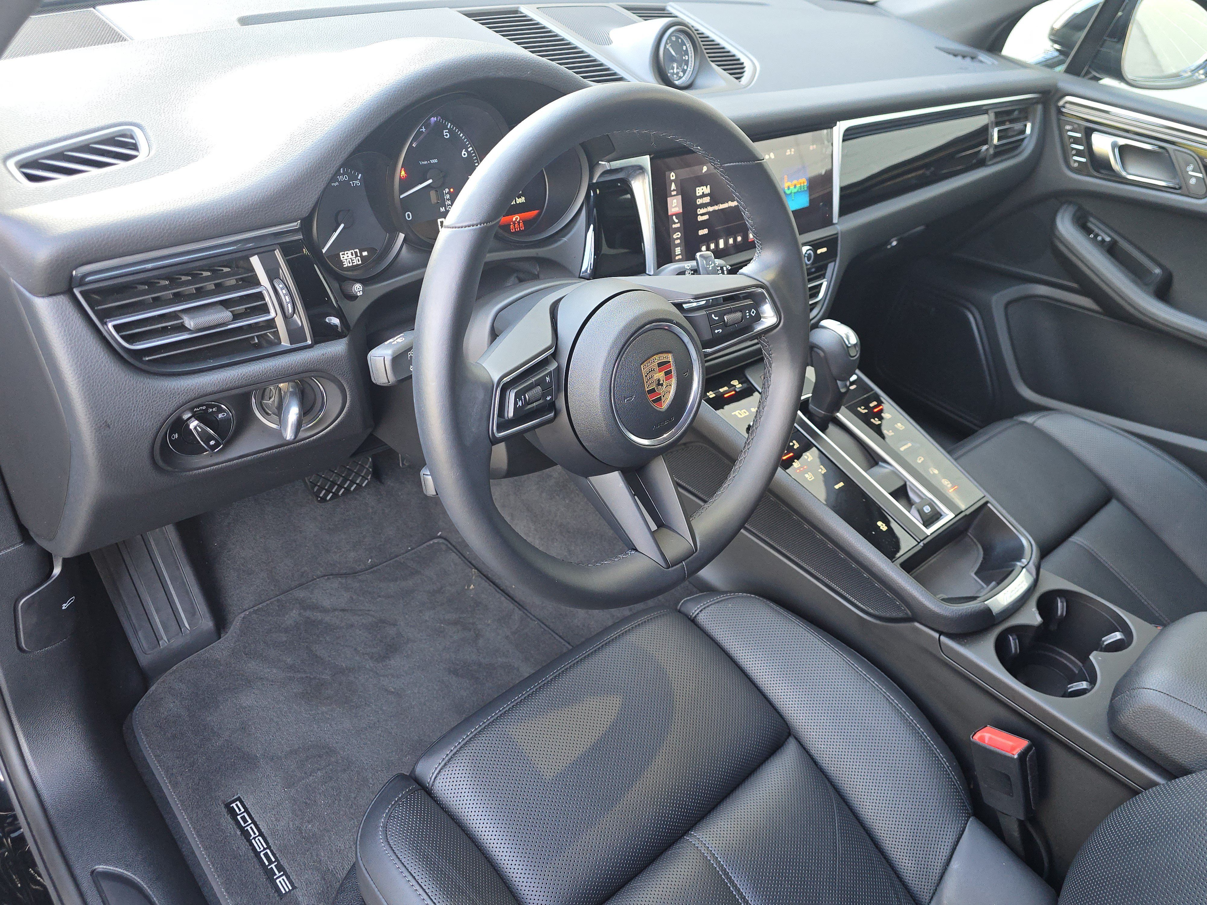 Certified 2025 Porsche Macan AWD/4WD image 4