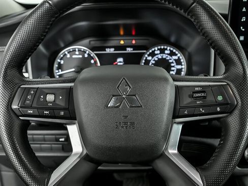 Used 2025 Mitsubishi Outlander AWD image 22