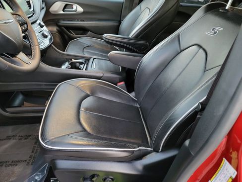 Used 2025 Chrysler Pacifica Limited FWD image 9