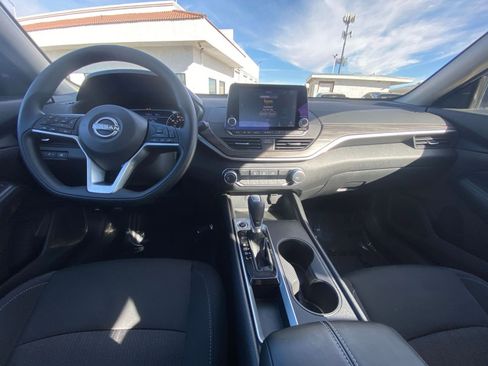 Used 2025 Nissan Altima 2.5 SV image 34