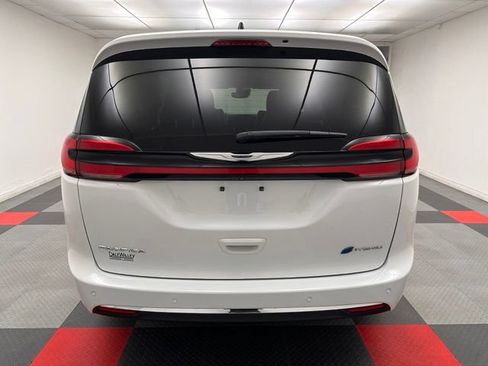 Used 2023 Chrysler Pacifica Touring-L FWD image 5