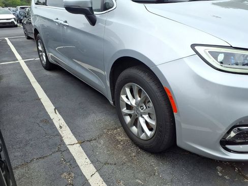 Used 2023 Chrysler Pacifica Touring-L AWD/4WD image 22