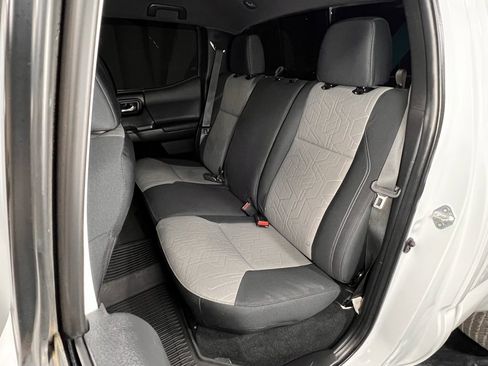 Used 2022 Toyota Tacoma TRD Off-Road image 11