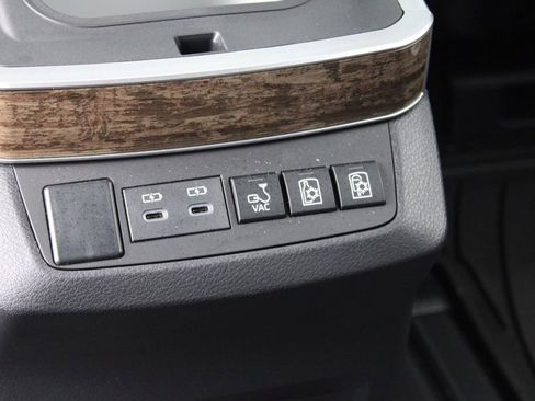 Used 2025 Toyota Sienna Platinum image 27