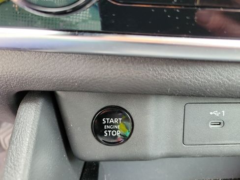 Used 2024 Nissan Rogue S FWD image 12