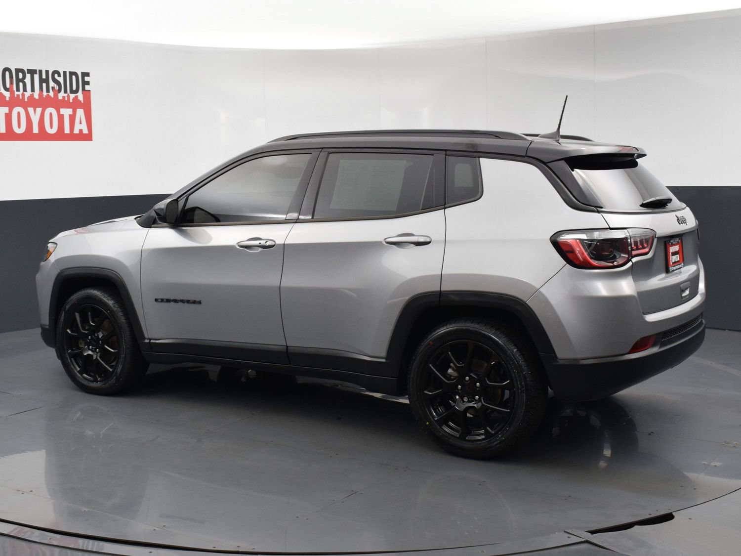 Used 2022 Jeep Compass Latitude w/ Convenience Group FWD image 2