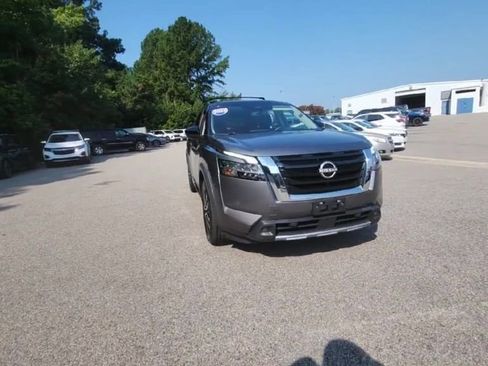 Used 2023 Nissan Pathfinder Platinum image 8