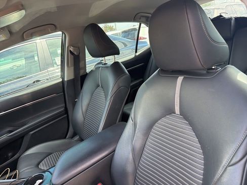 Used 2019 Toyota Camry SE FWD image 4