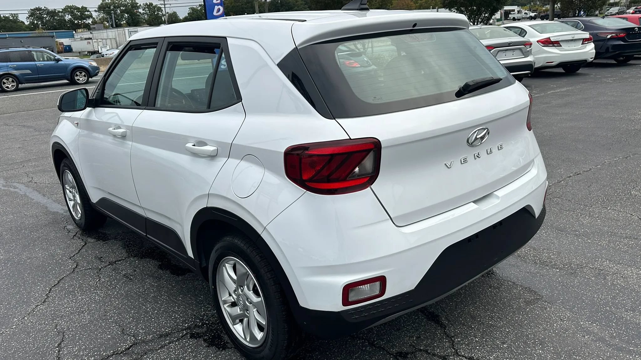 Used 2021 Hyundai Venue SE FWD image 8