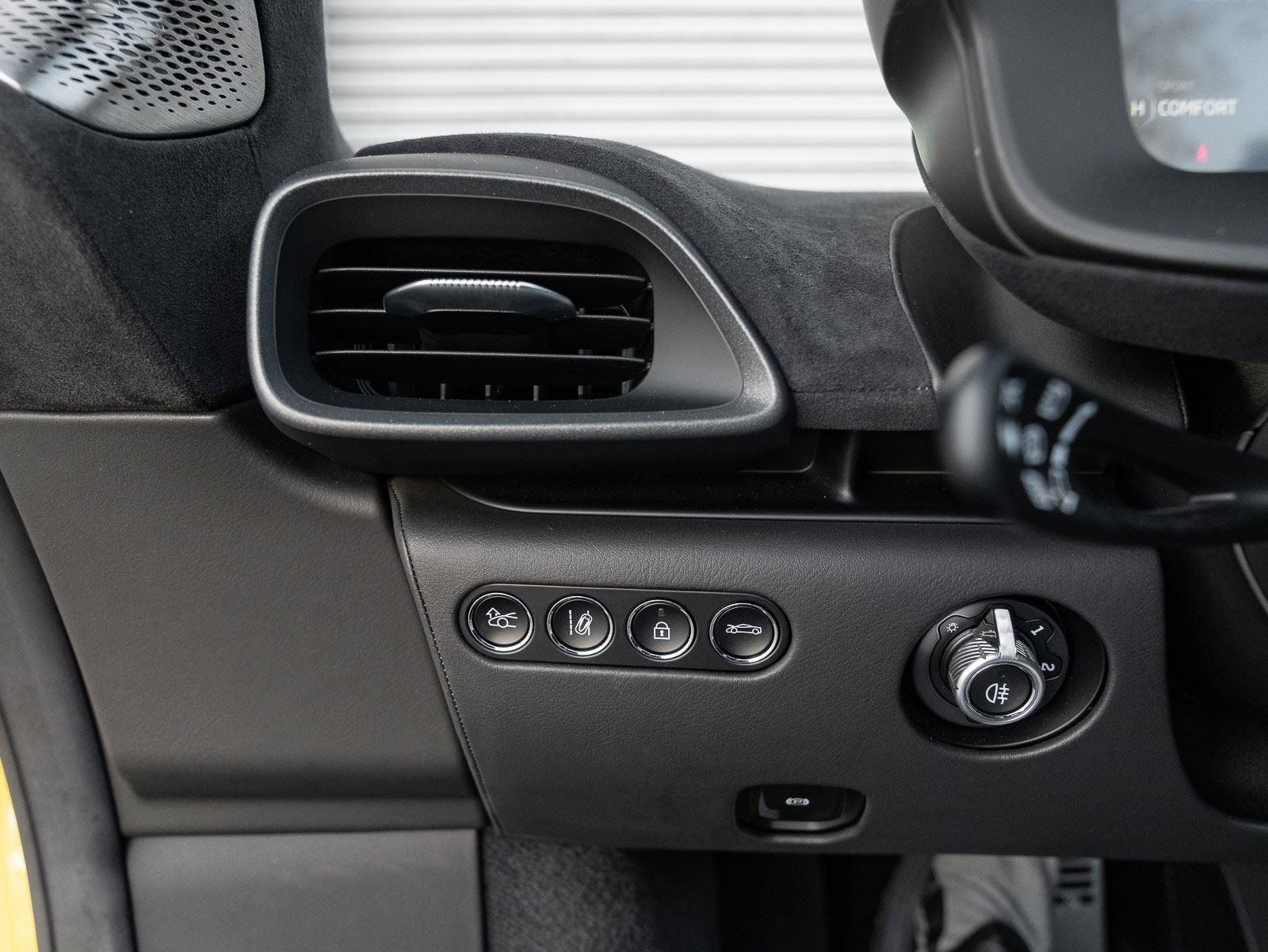 Used 2025 McLaren Artura Spider RWD image 37