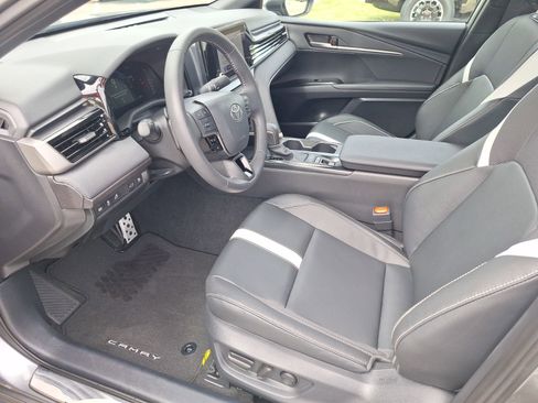 Used 2025 Toyota Camry SE w/ Convenience Package image 15