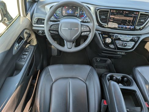Used 2024 Chrysler Pacifica Limited FWD image 10