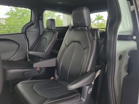 New 2026 Chrysler Pacifica Select image 8