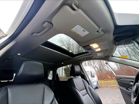 Used 2021 Nissan Rogue SV w/ Premium Package image 12