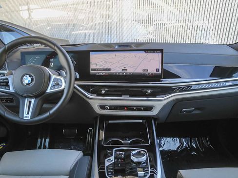 Used 2025 BMW X7 M60i image 9