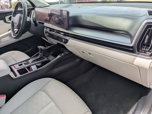 Certified 2025 Kia Sorento S AWD/4WD image 13