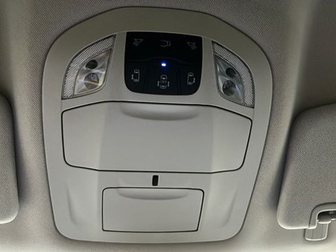 Used 2023 Chrysler Pacifica Touring-L FWD image 33
