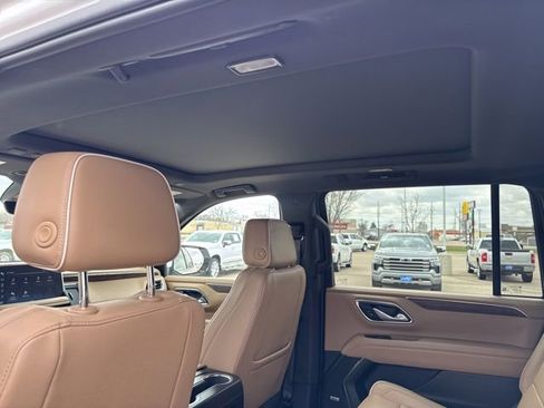 Used 2024 Chevrolet Suburban Premier w/ Premium Package AWD/4WD image 27