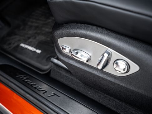 Certified 2025 Porsche Macan Turbo image 19