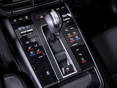 Certified 2025 Porsche Macan image 24