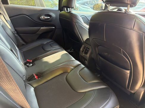 Used 2019 Jeep Cherokee Latitude Plus w/ Comfort/Convenience Group FWD image 6