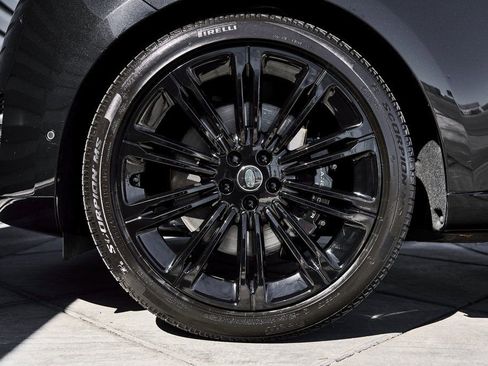 Used 2025 Land Rover Range Rover Long Wheelbase SE image 3