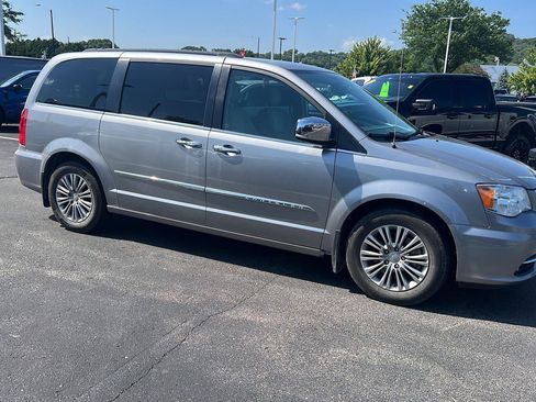 Used 2016 Chrysler Town & Country Touring-L w/ Driver Convenience Group FWD image 3