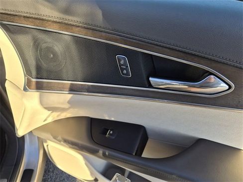 Used 2018 Lincoln MKX Reserve w/ Driver Assistance Package image 16