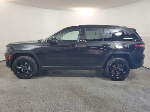 New 2025 Jeep Grand Cherokee Altitude image 4