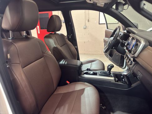 Used 2018 Toyota Tacoma Limited AWD/4WD image 21