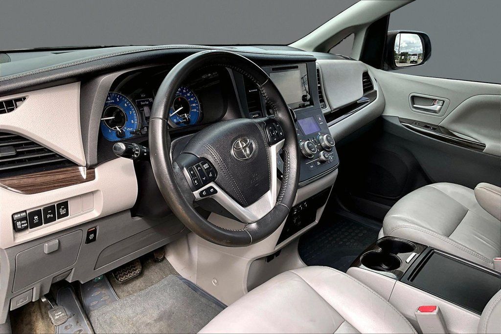 Used 2017 Toyota Sienna XLE Premium FWD image 13