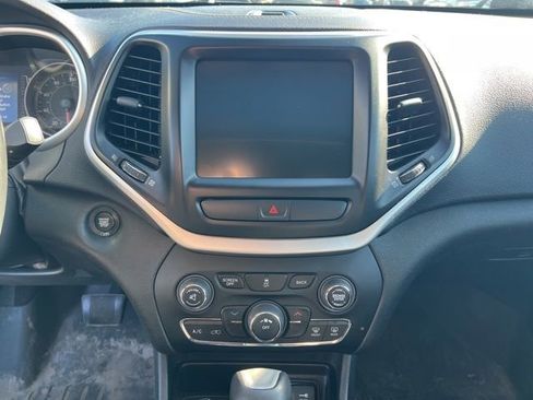 Used 2018 Jeep Cherokee Latitude Plus w/ Cold Weather Group AWD/4WD image 17